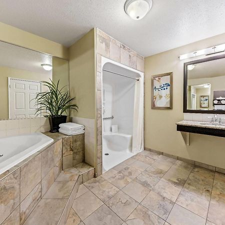 Wingate By Wyndham Calgary South Hotel Екстериор снимка