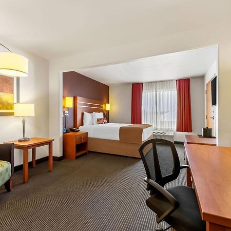 Wingate By Wyndham Calgary South Hotel Екстериор снимка