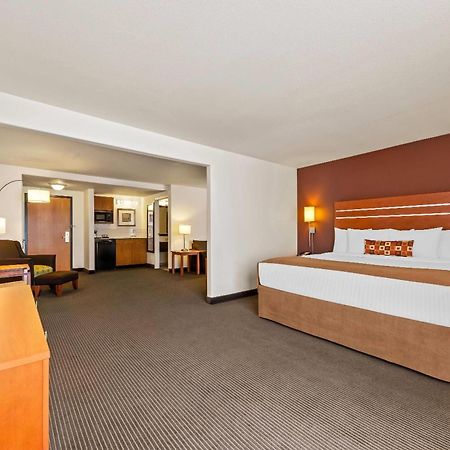 Wingate By Wyndham Calgary South Hotel Екстериор снимка
