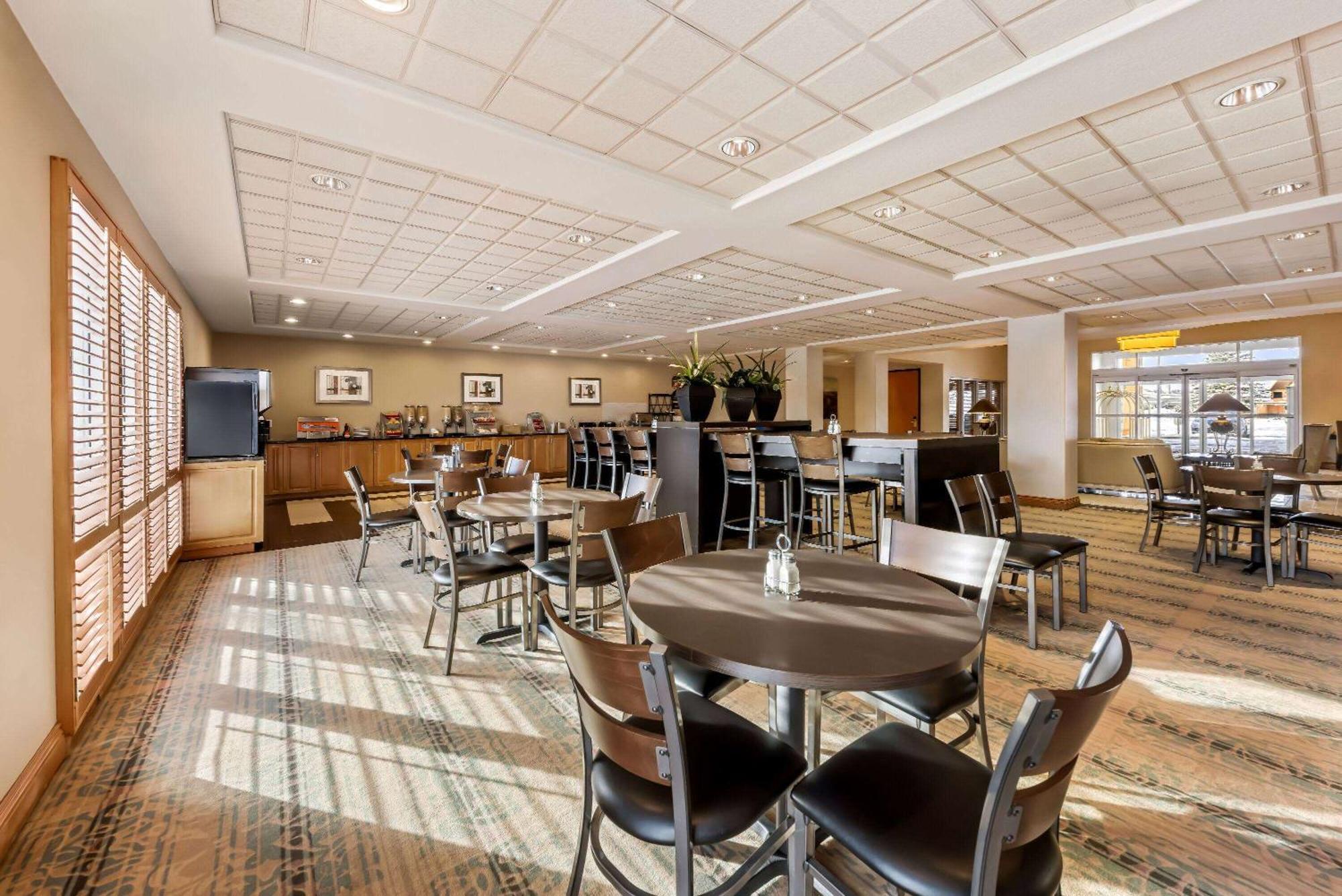 Wingate By Wyndham Calgary South Hotel Екстериор снимка