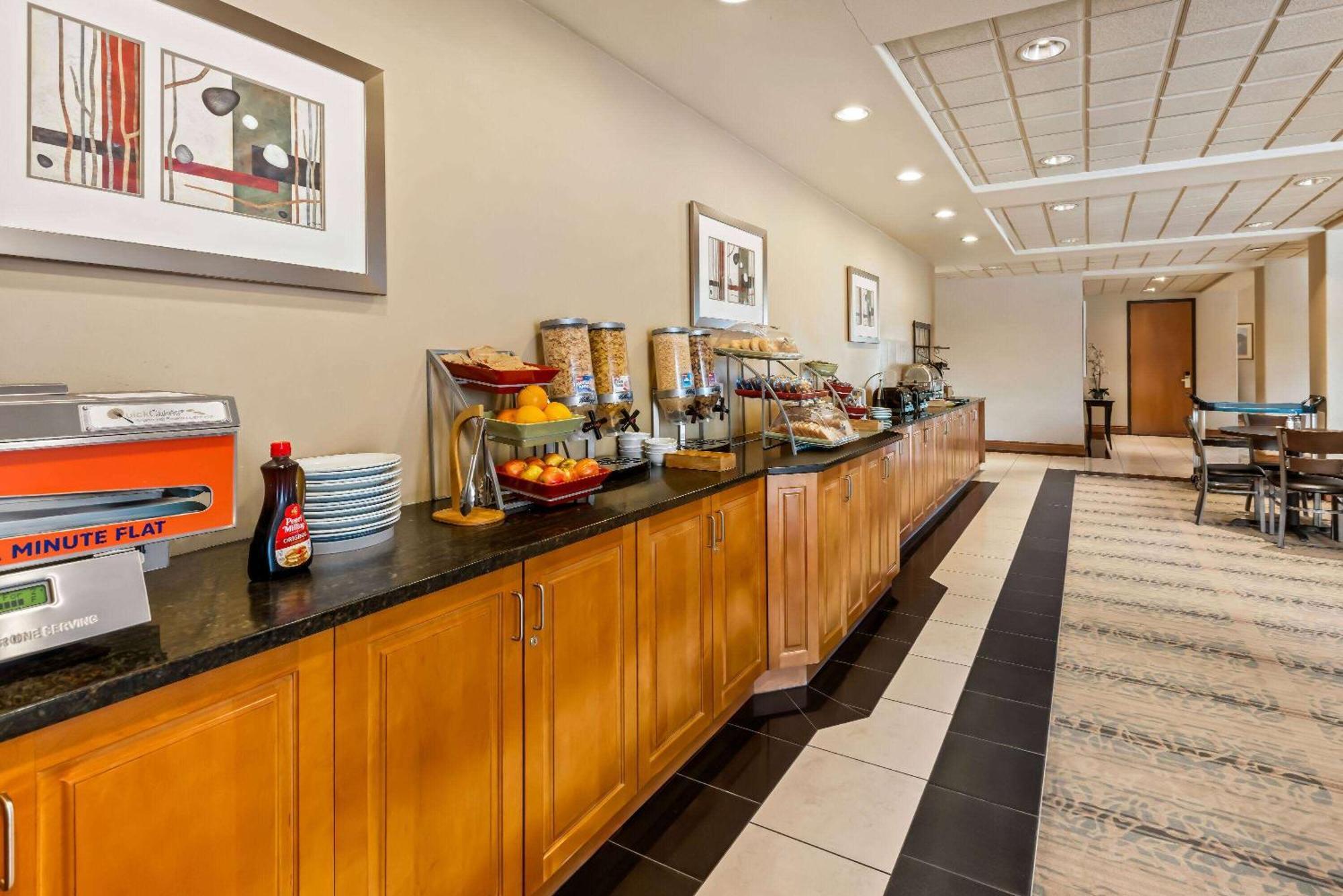 Wingate By Wyndham Calgary South Hotel Екстериор снимка