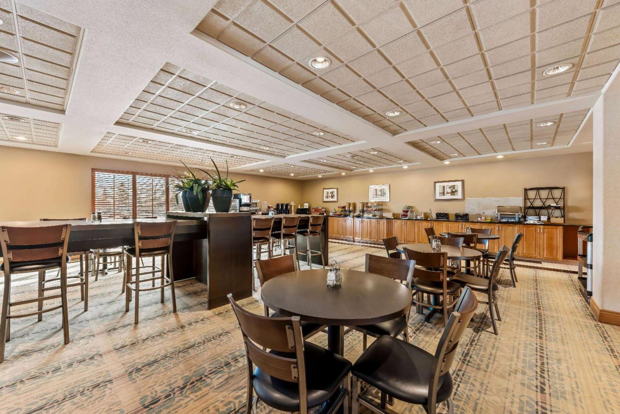 Wingate By Wyndham Calgary South Hotel Екстериор снимка