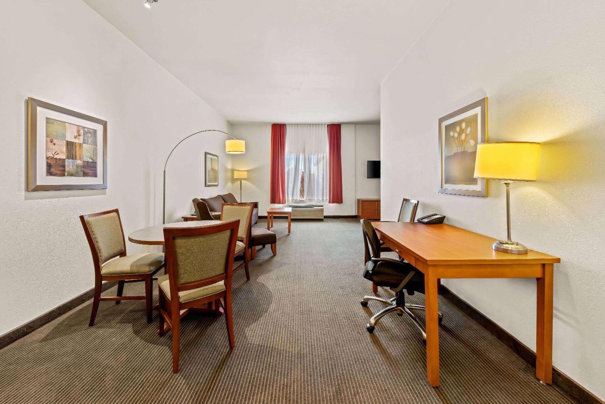 Wingate By Wyndham Calgary South Hotel Екстериор снимка