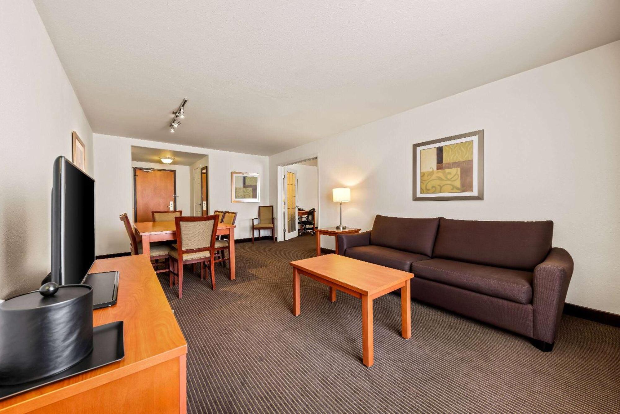 Wingate By Wyndham Calgary South Hotel Екстериор снимка