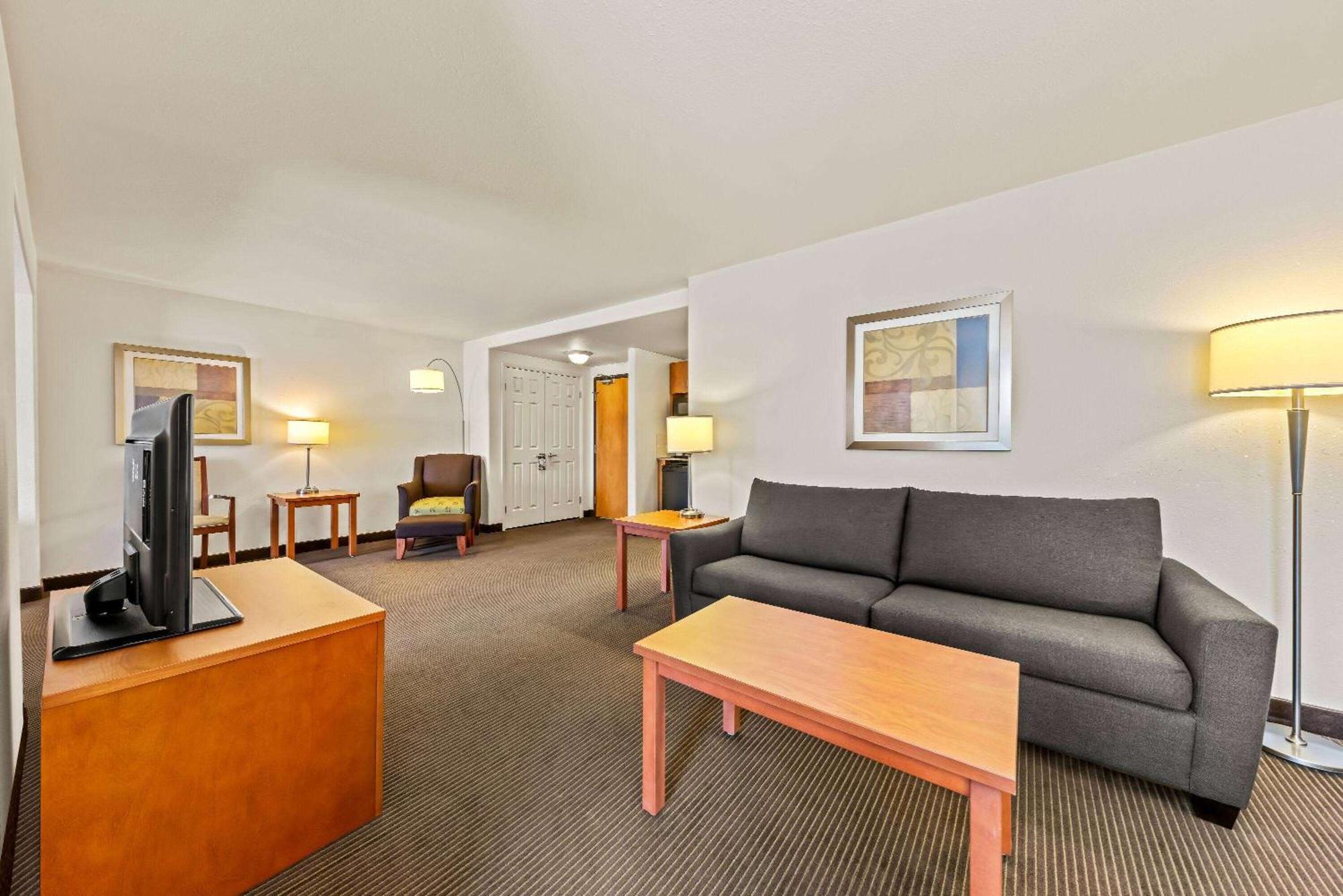 Wingate By Wyndham Calgary South Hotel Екстериор снимка