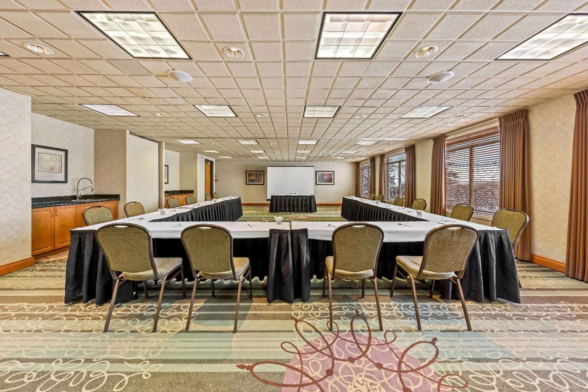 Wingate By Wyndham Calgary South Hotel Екстериор снимка