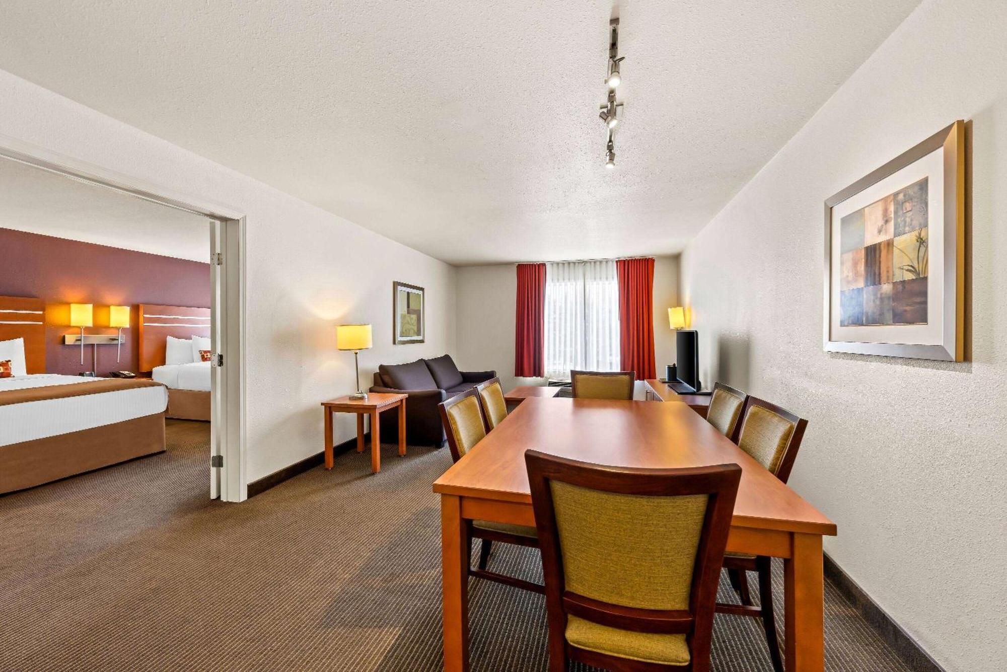 Wingate By Wyndham Calgary South Hotel Екстериор снимка