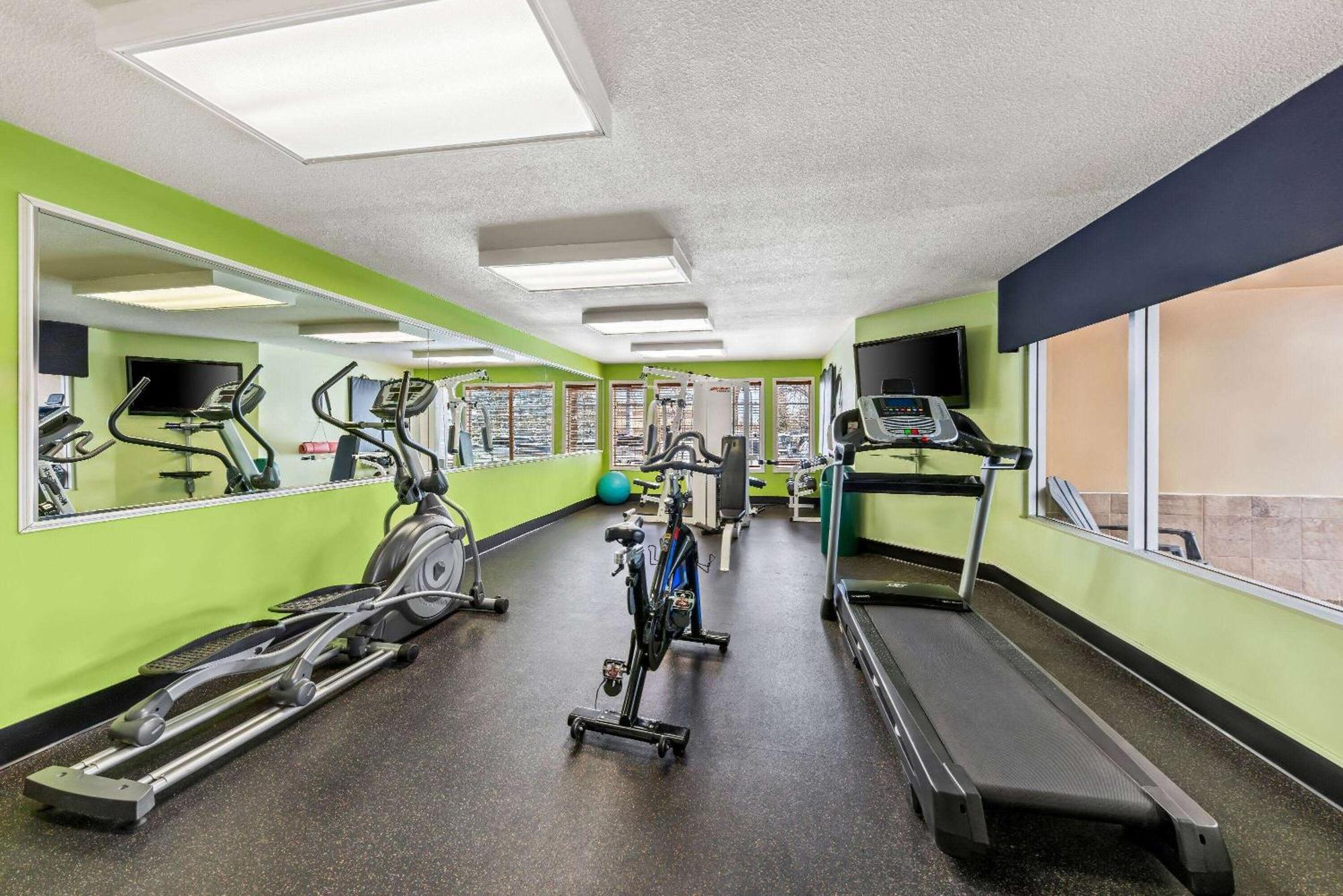 Wingate By Wyndham Calgary South Hotel Екстериор снимка