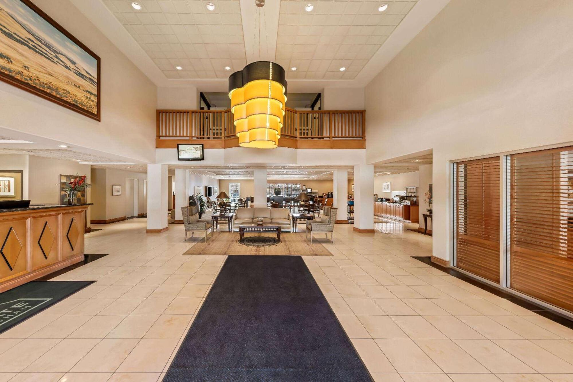 Wingate By Wyndham Calgary South Hotel Екстериор снимка