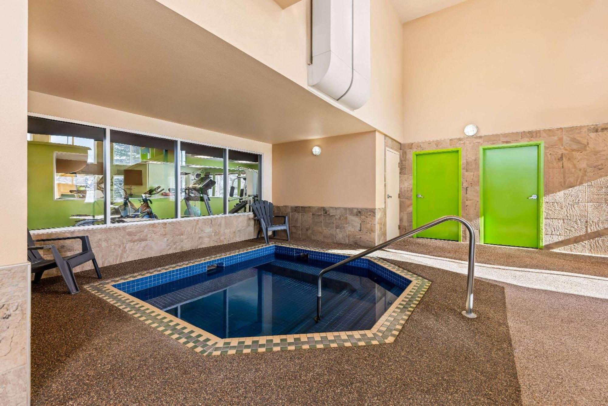 Wingate By Wyndham Calgary South Hotel Екстериор снимка