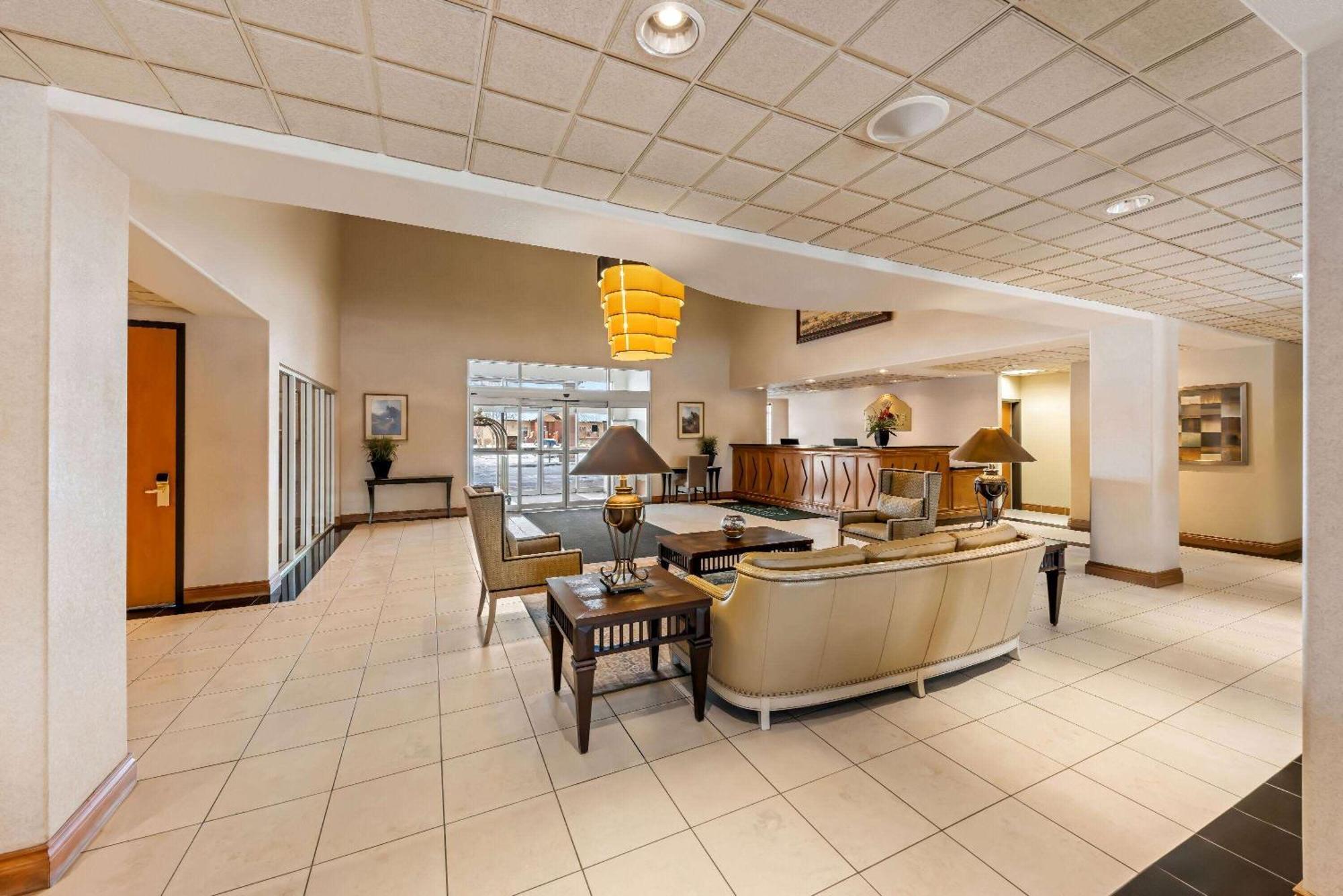 Wingate By Wyndham Calgary South Hotel Екстериор снимка