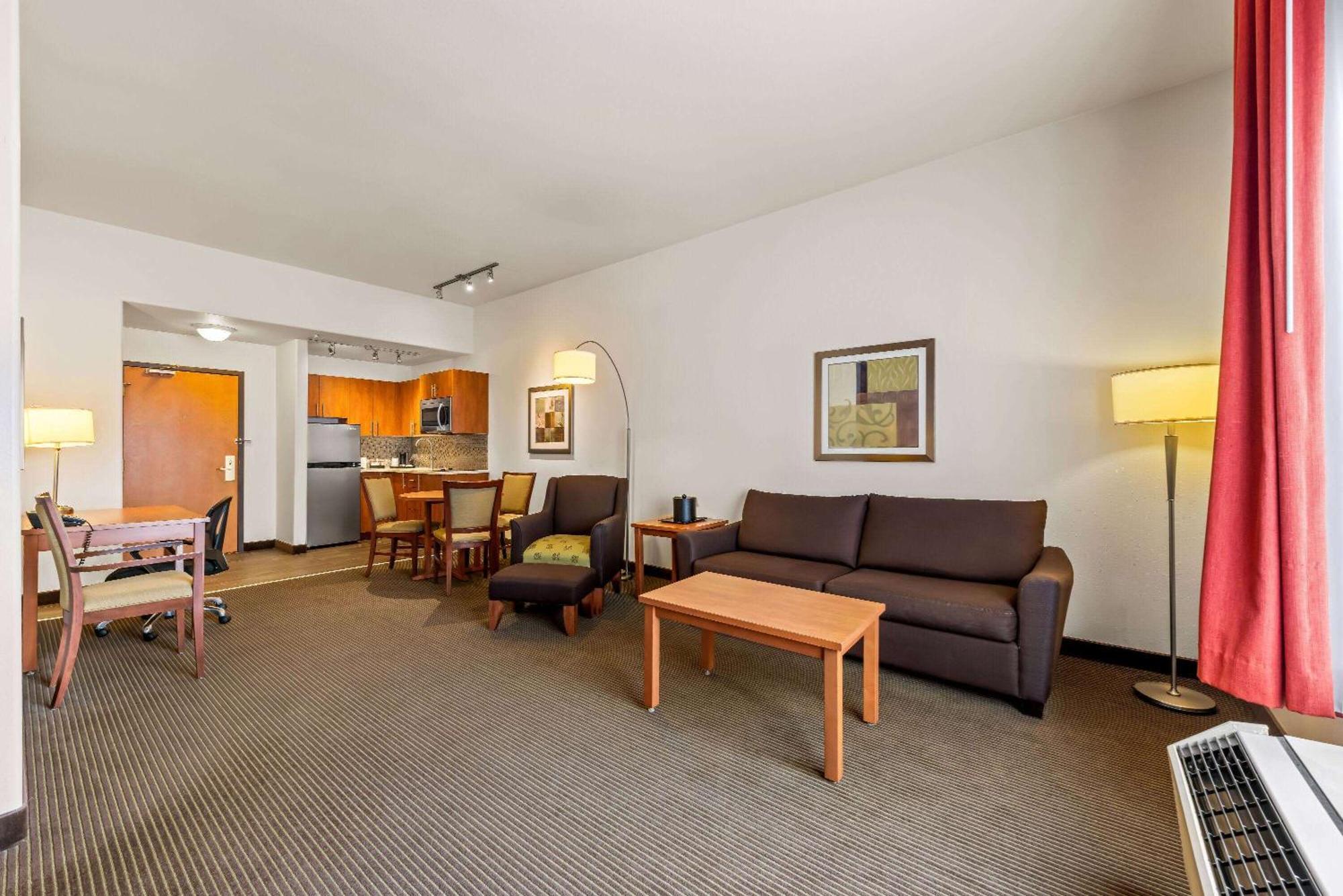 Wingate By Wyndham Calgary South Hotel Екстериор снимка