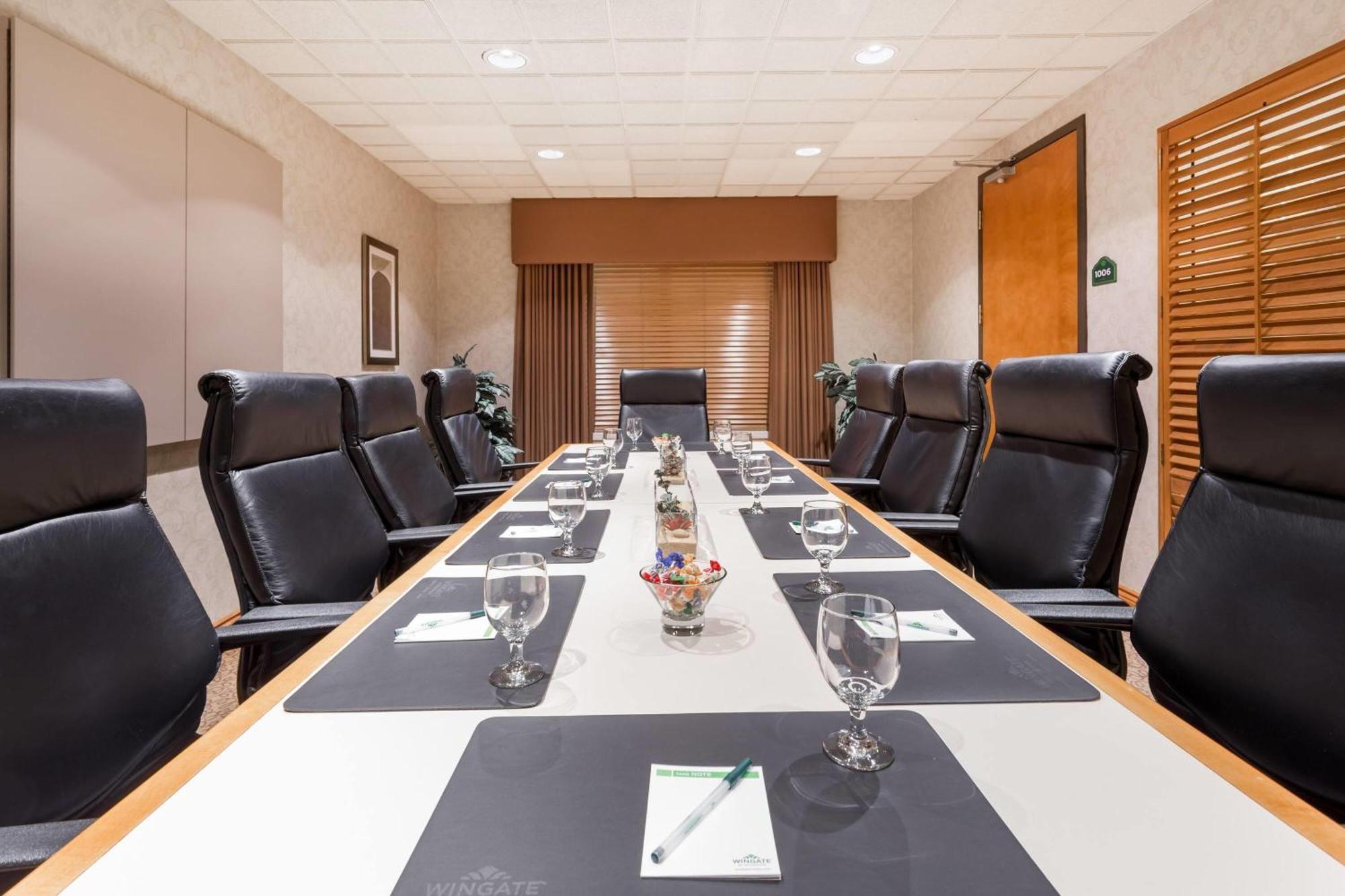Wingate By Wyndham Calgary South Hotel Екстериор снимка