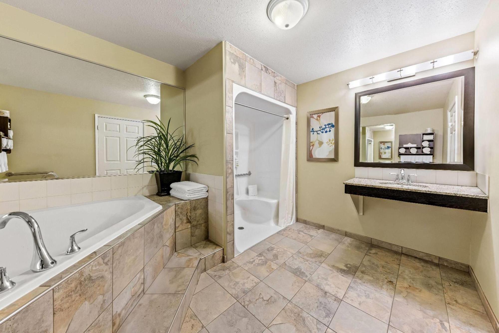 Wingate By Wyndham Calgary South Hotel Екстериор снимка
