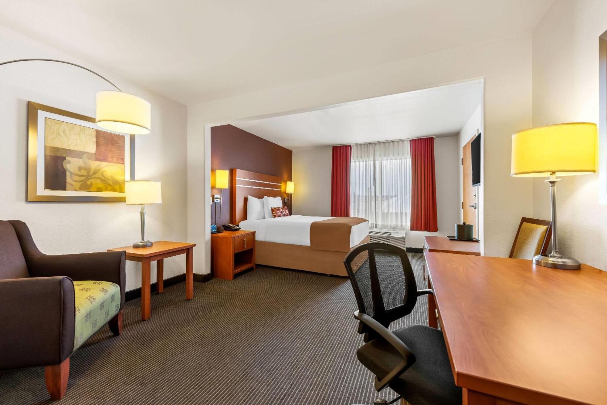 Wingate By Wyndham Calgary South Hotel Екстериор снимка