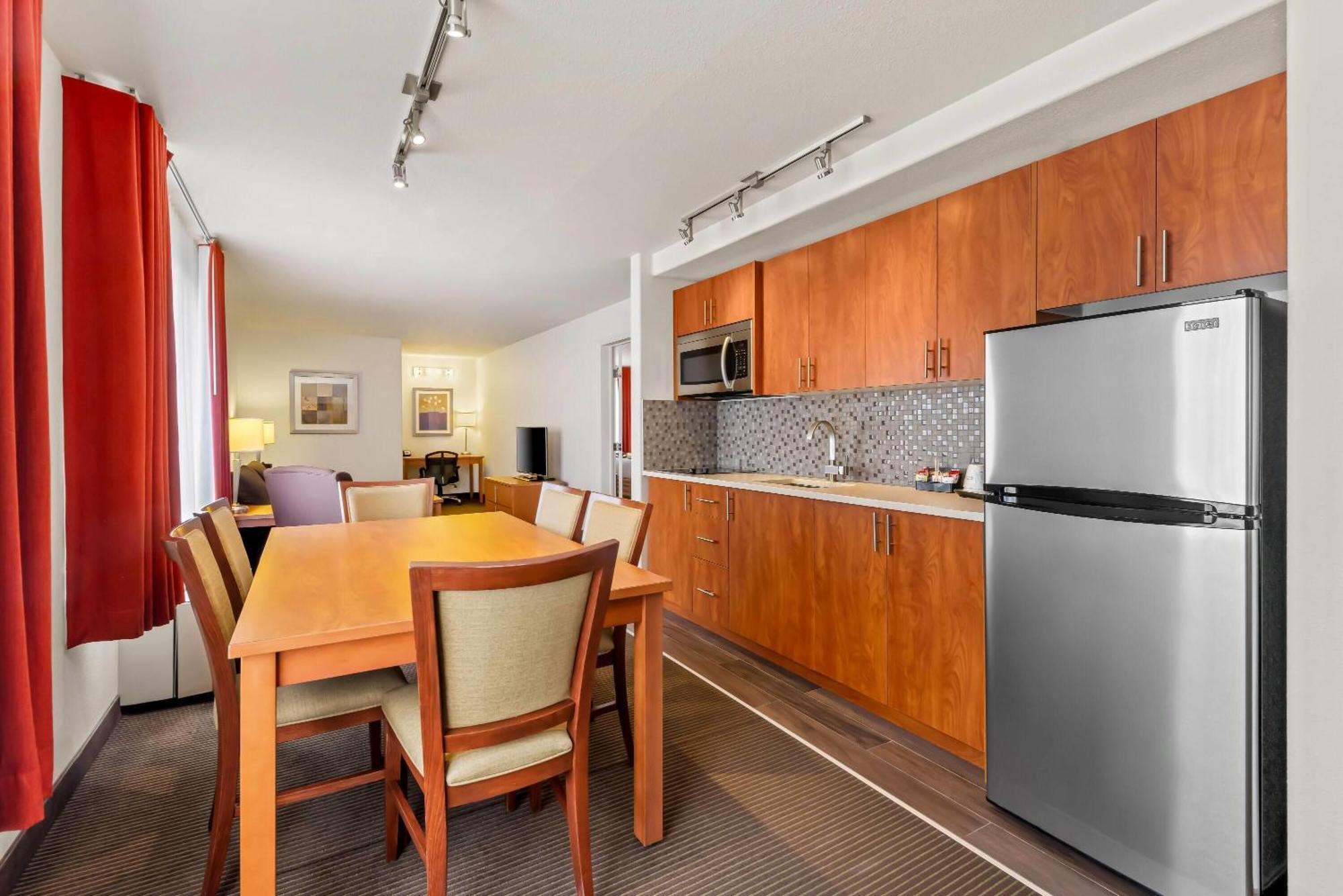 Wingate By Wyndham Calgary South Hotel Екстериор снимка