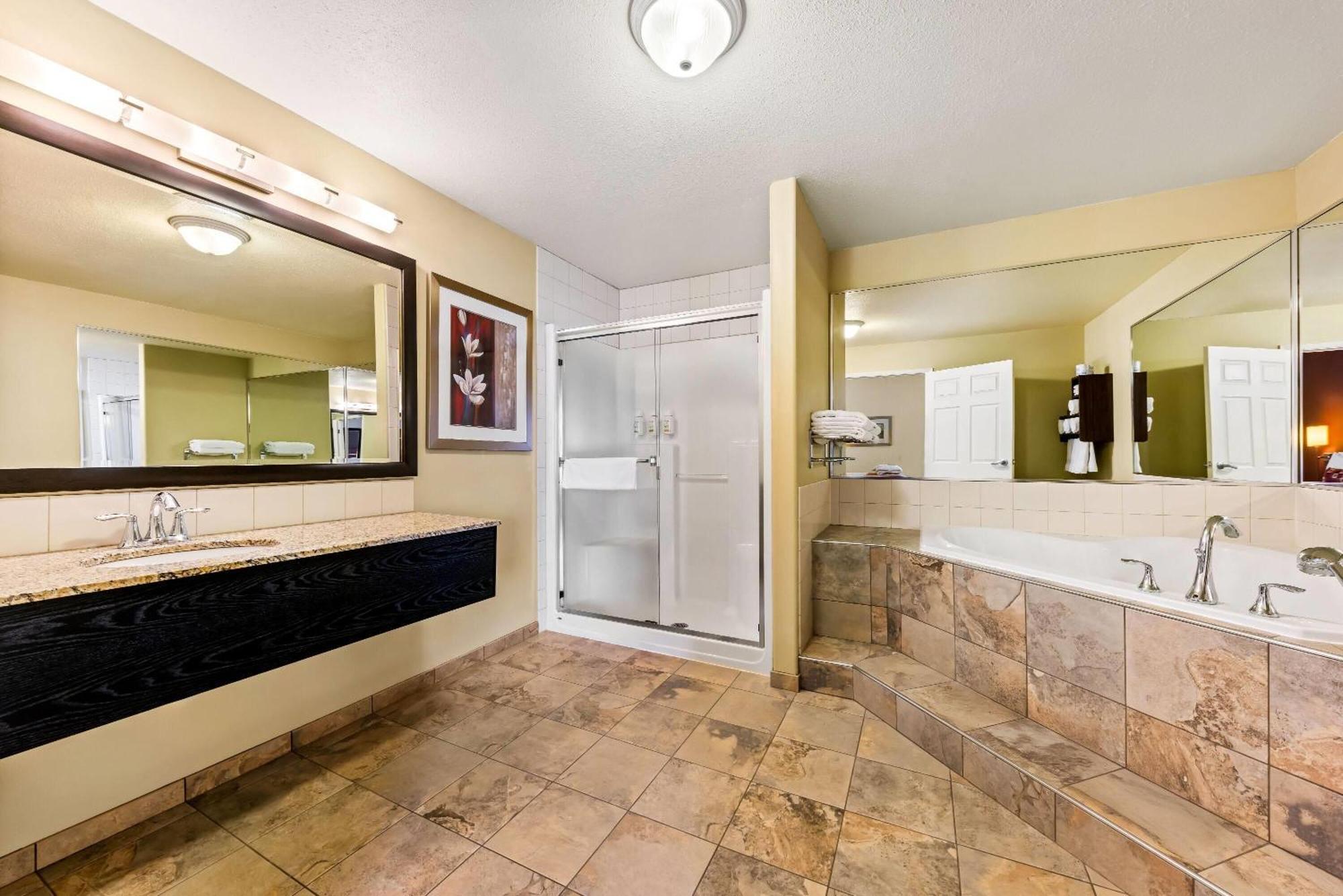 Wingate By Wyndham Calgary South Hotel Екстериор снимка